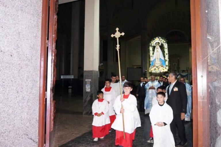 Feligreses reunidos frente a la Basílica de Itatí durante el saludo a la Virgen