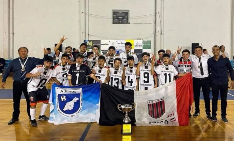 Jugadores de San Martín de Esquina celebrando el bicampeonato nacional C13 de futsal