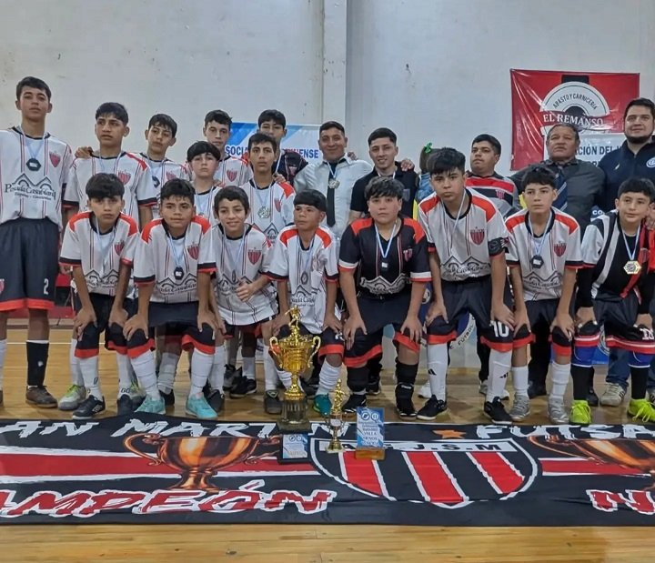 Jugadores de San Martín de Esquina celebrando el título del Provincial C13 de Futsal