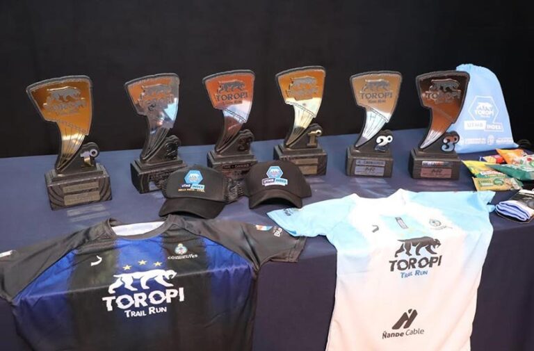 Participantes del Toropí Trail Run en el paisaje de Bella Vista