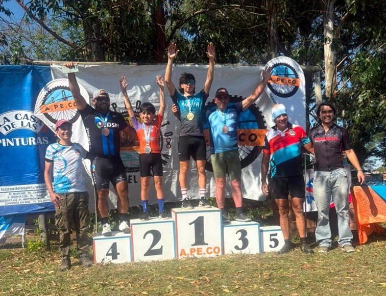Participantes de la quinta fecha del Mountain Bike Costa del Paraná en el circuito Alegre, Corrientes