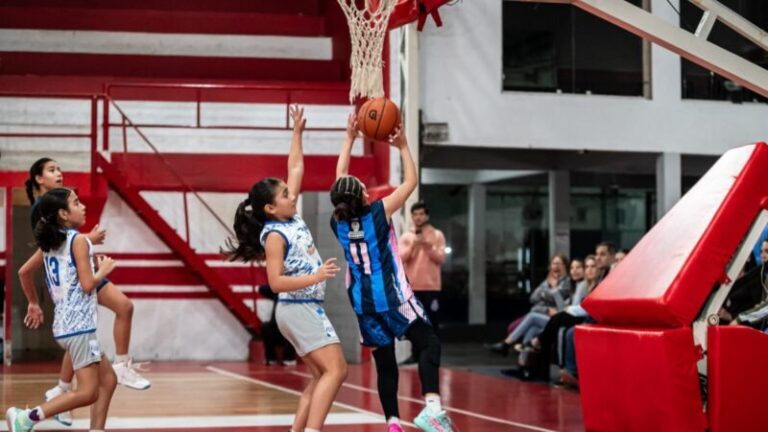Partido de mini femenino en Esquina