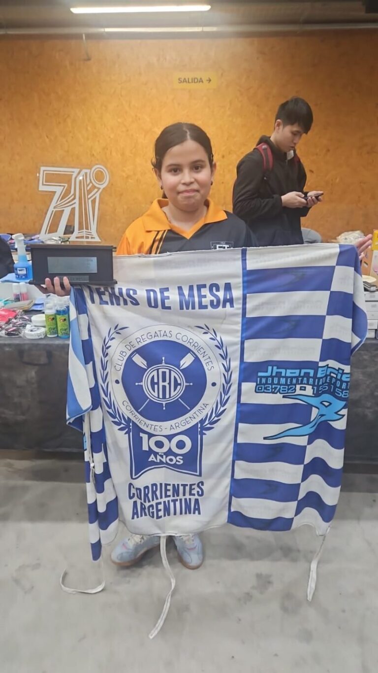 Anita Romero con su medalla de subcampeona nacional en tenis de mesa