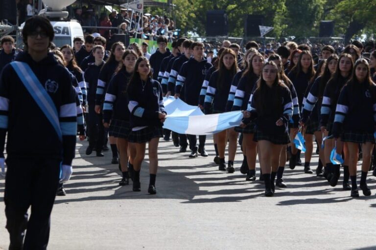 Desfile del 9 de Julio en la Costanera General San Martín de Corrientes