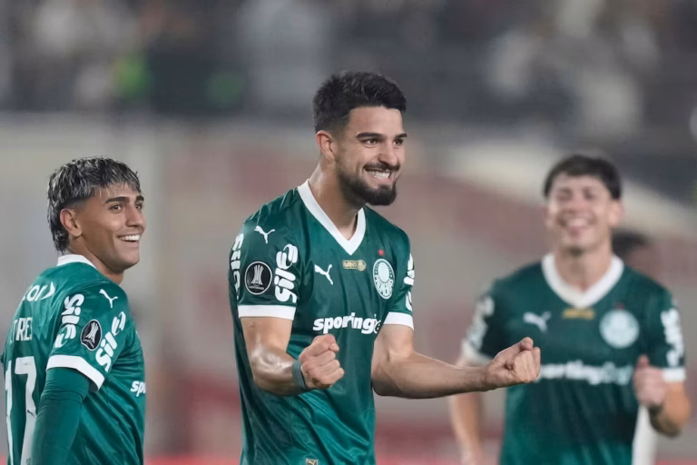 José Manuel Flaco López celebrando un gol con la camiseta del Palmeiras