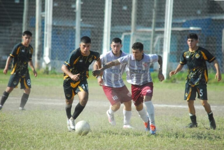 Partido de fútbol de la Liga Correntina con jugadores en acción