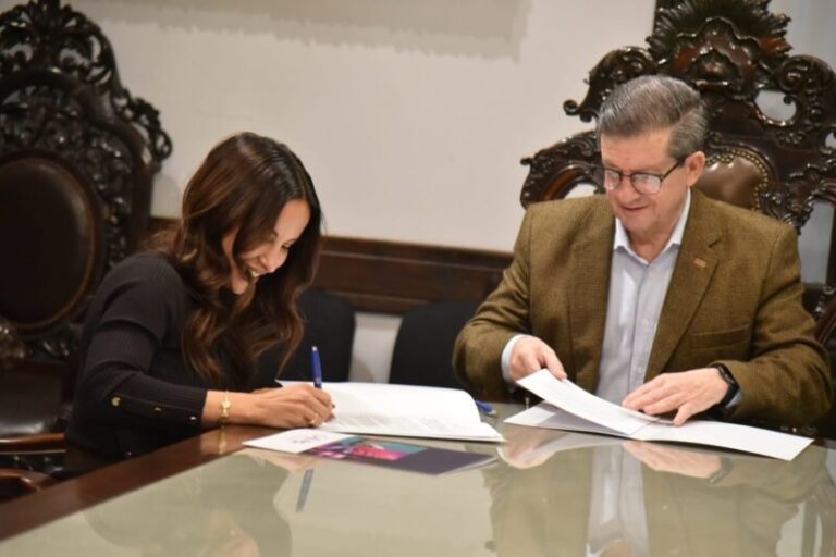 Firma de convenio entre vicegobernador Pedro Braillard Poccard y presidente del Instituto de Cultura Lourdes Sánchez en el Salón de Acuerdos de la Legislatura