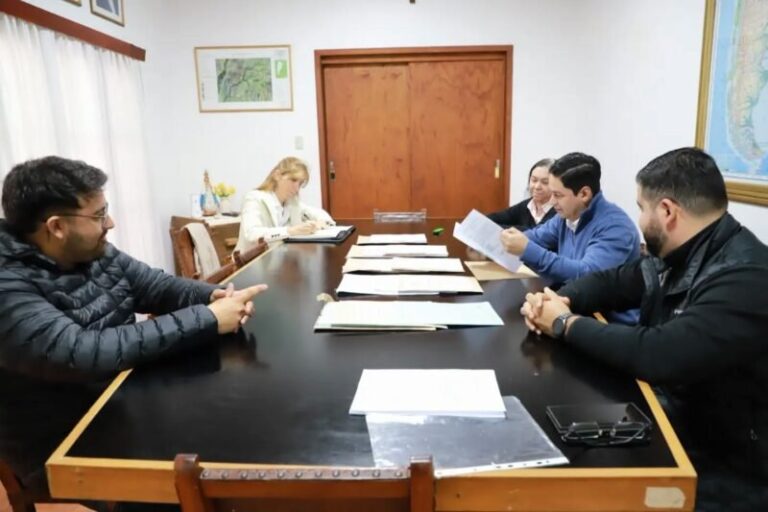 Apertura de sobres de licitación para cancha de hockey en Virasoro