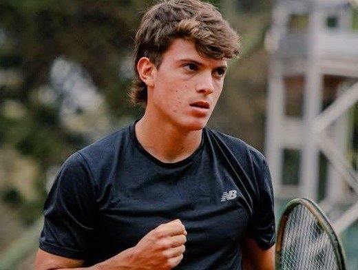 Carlos María Zárate durante un partido de tenis