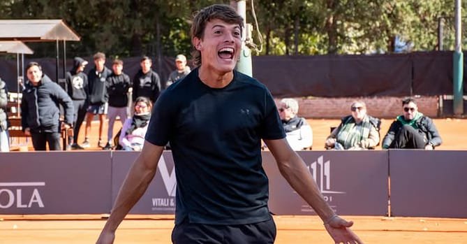 Carlos María Zárate compitiendo en cancha de polvo de ladrillo en el torneo ITF M15 de Jujuy