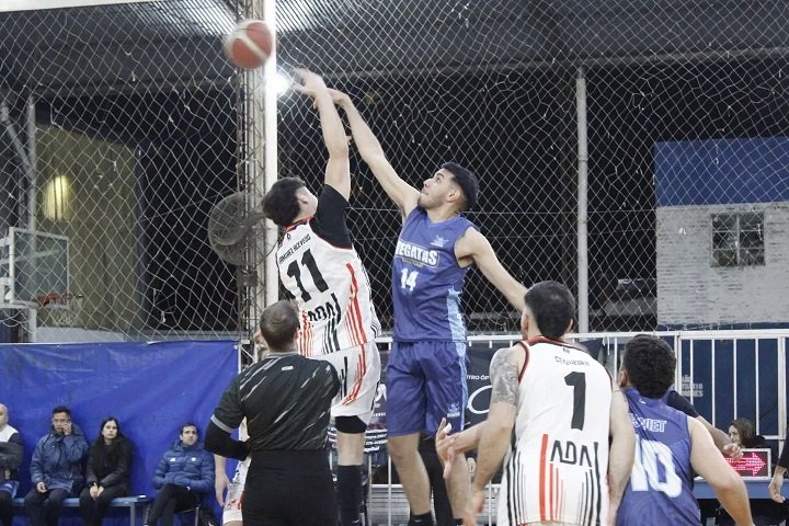 Partido de básquet en la ciudad de Corrientes