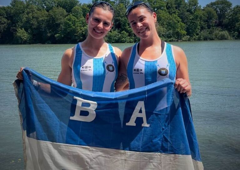 Agostina Manzotti con medallas en la Royal Canadian Henley Regatta