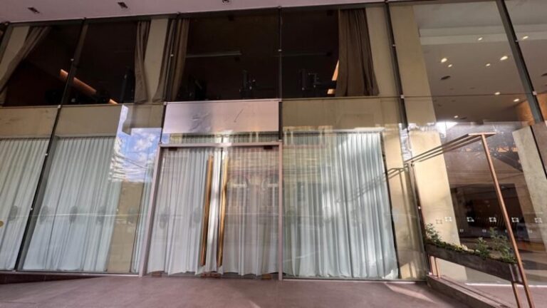Efectivos de Gendarmería Nacional durante un allanamiento en un gimnasio ubicado en un hotel céntrico de Corrientes