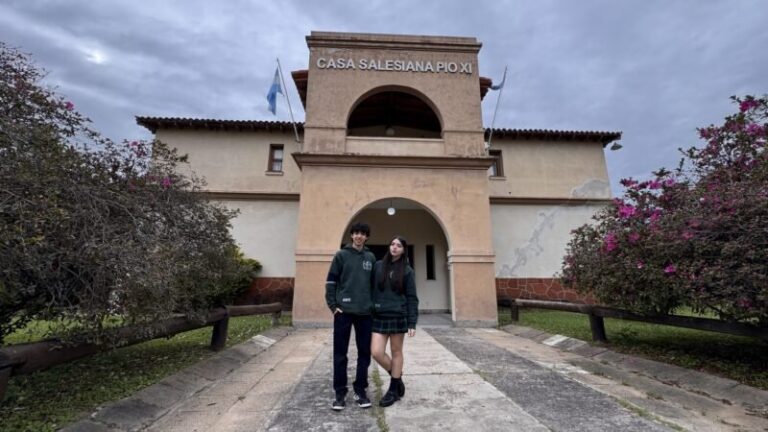 Estudiantes del Instituto Pio XI con su proyecto PetWatch
