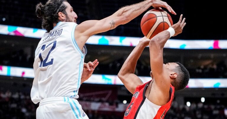 Jugadores de la Selección Argentina de básquet durante el partido ante Canadá