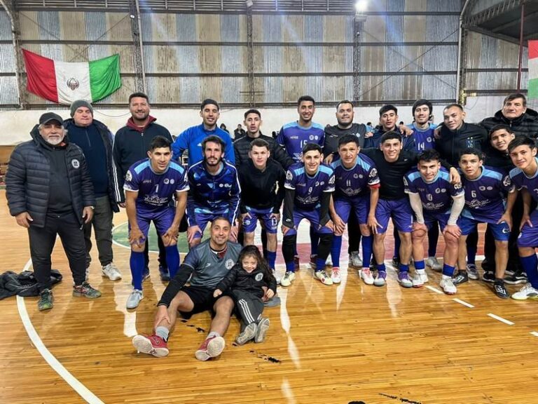Partido de futsal en el estadio del club Hércules de Corrientes