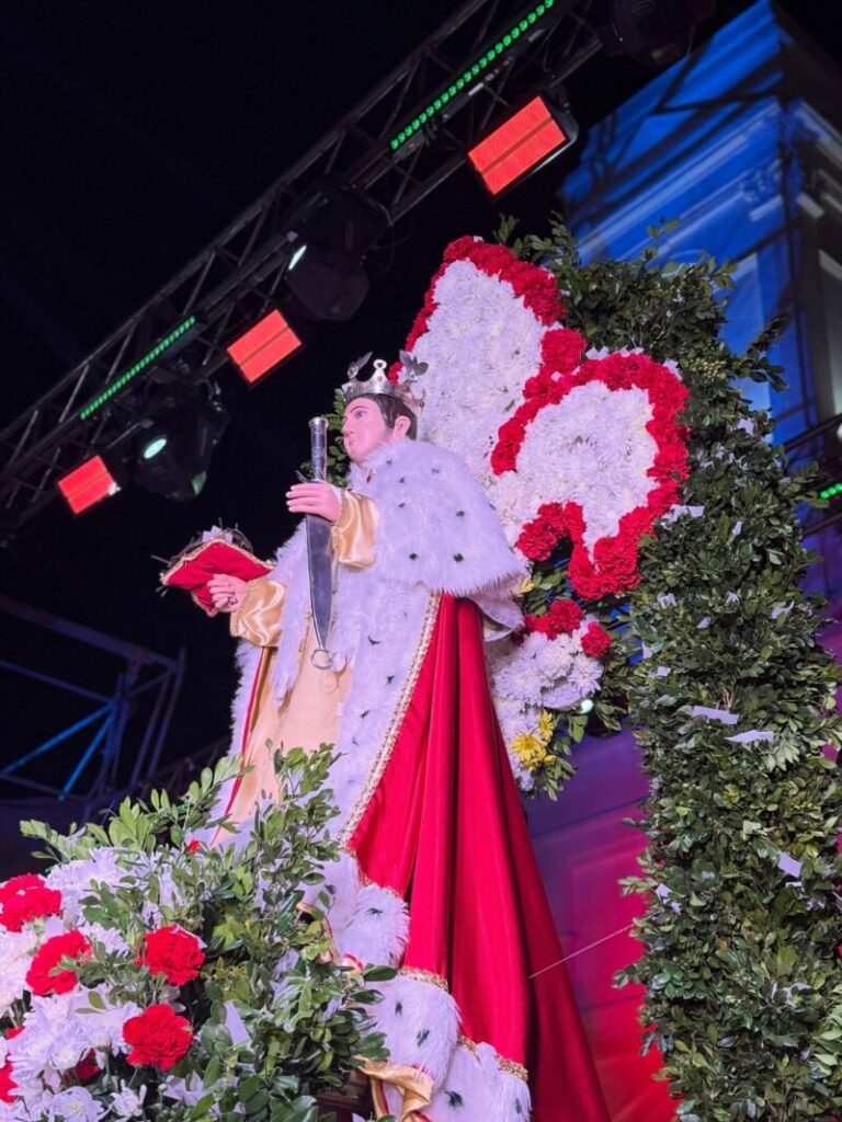 Salida de la imagen de San Luis Rey de Francia durante los festejos en San Luis del Palmar