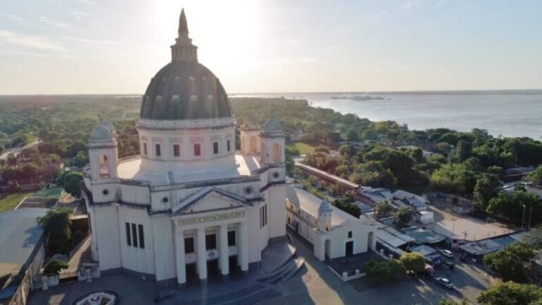 Fachada de la Basílica de Itatí con andamios y obras de restauración