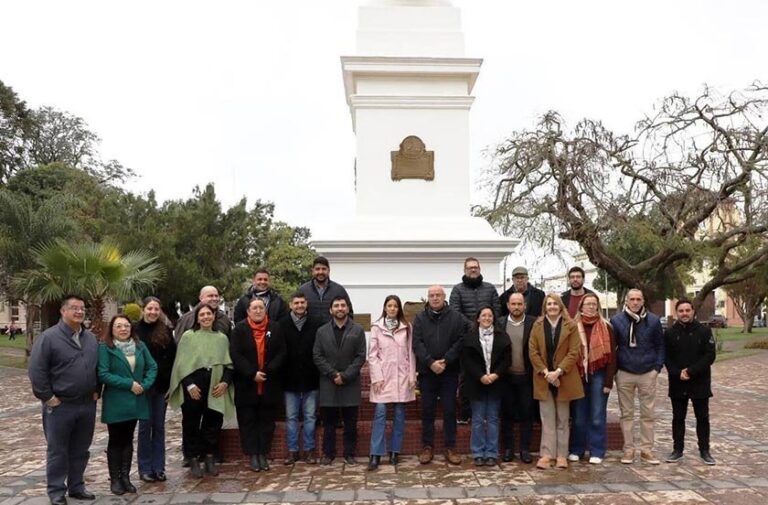 Ofrenda floral en Plaza Pedro Ferré por el Combate de Punta Cuevas