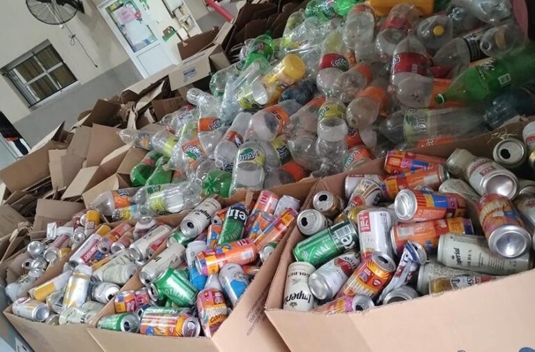 Materiales reciclables como cartón y plástico apilados en un camión municipal