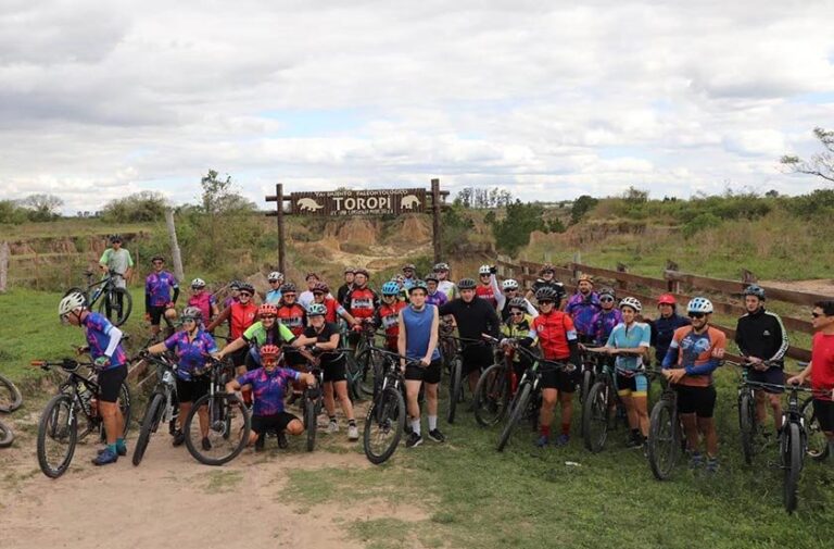 Ciclistas en el circuito MTB del Arroyo Toropí, Bella Vista