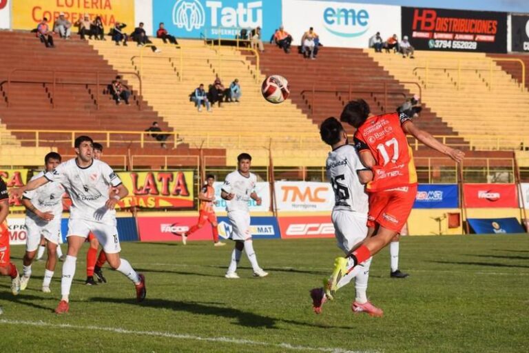 Jugadores de Boca Unidos e Independiente de Chivilcoy en el estadio boquense