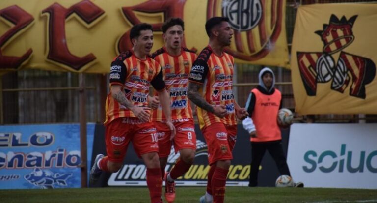 Partido de fútbol entre Boca Unidos e Independiente de Chivilcoy en el predio Leoncio Benítez