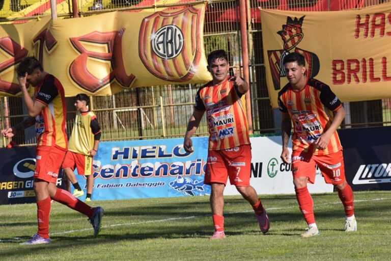 Jugadores de Boca Unidos en partido de fútbol