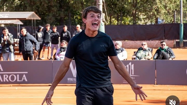 Carlos María Zárate durante un partido de tenis