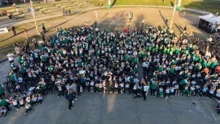 Niños y niñas de los CDI durante el acto de Promesa al Ambiente en el parque Cambá Cuá, Corrientes