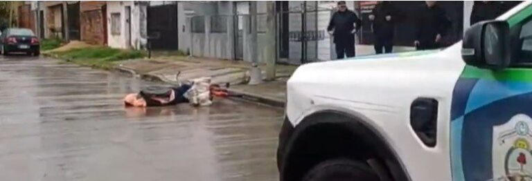 Ciclista fallecido en la vía pública en el barrio Santa Rosa
