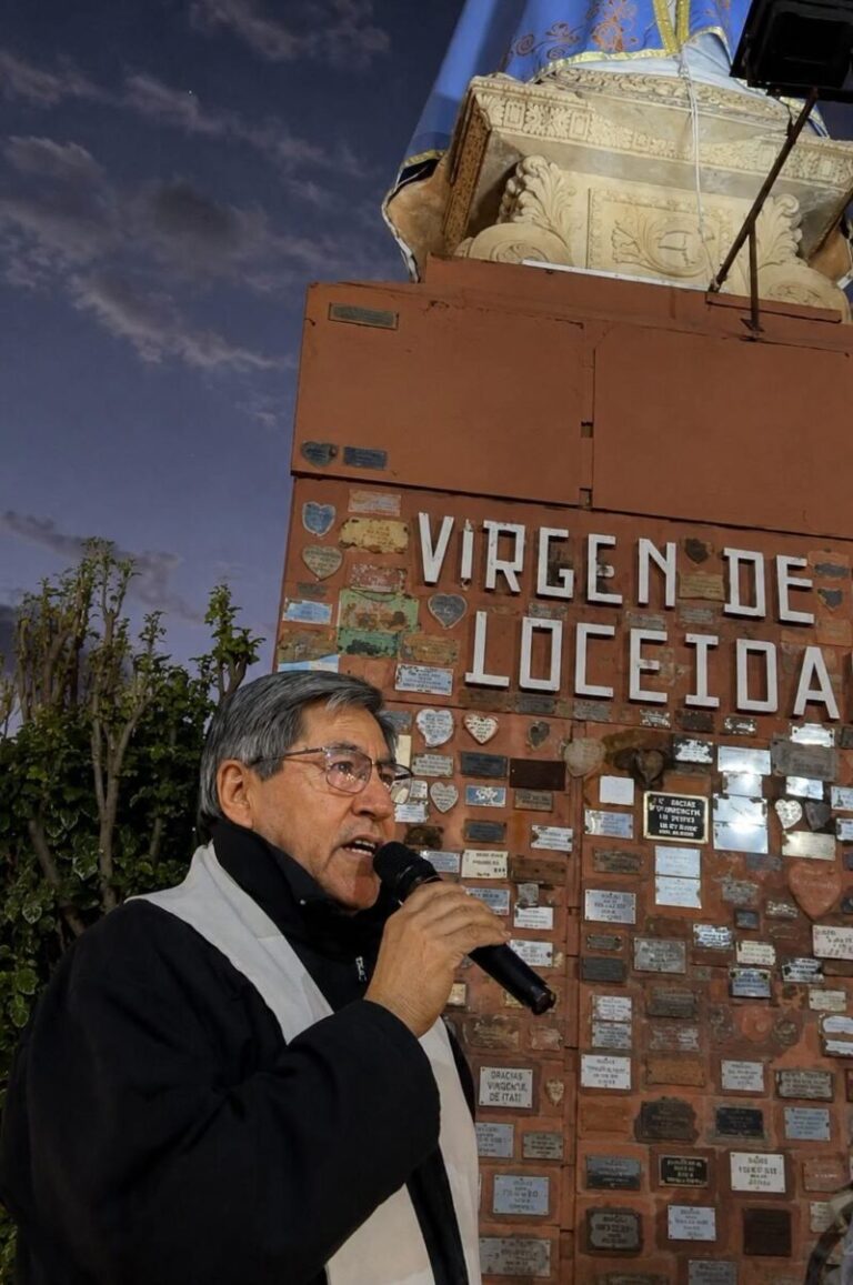 Peregrinos reunidos en la Rotonda Virgen de Itatí antes de partir hacia el Santuario de San Cayetano