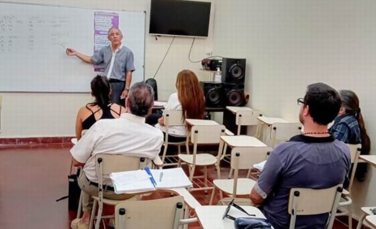 Profesor Félix Fernández en un aula, dictando una clase de idioma guaraní