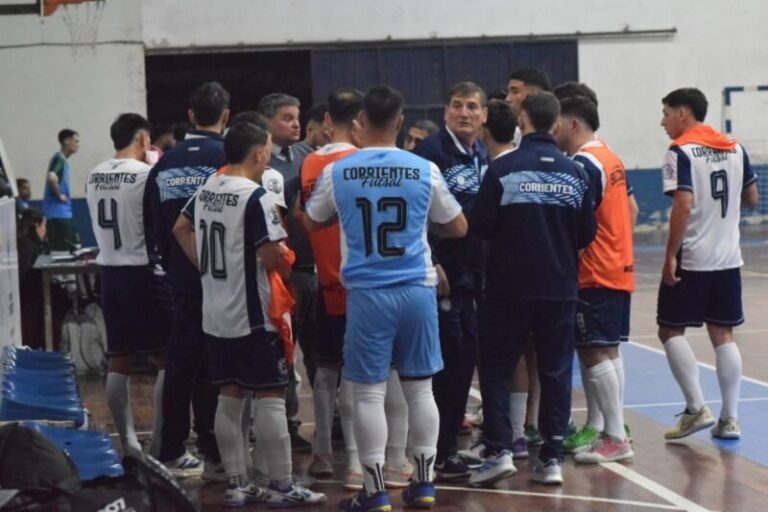 Partido de futsal entre Corrientes Capital y Esquel en el estadio de Hércules