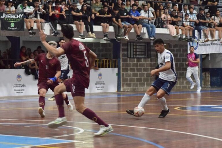 Partido de futsal entre Corrientes Capital y Mendoza en el estadio de Hércules