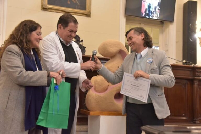 Entrega de distinciones a estudiantes durante el cierre de la Semana Mundial de la Lactancia Materna en la Legislatura de Corrientes