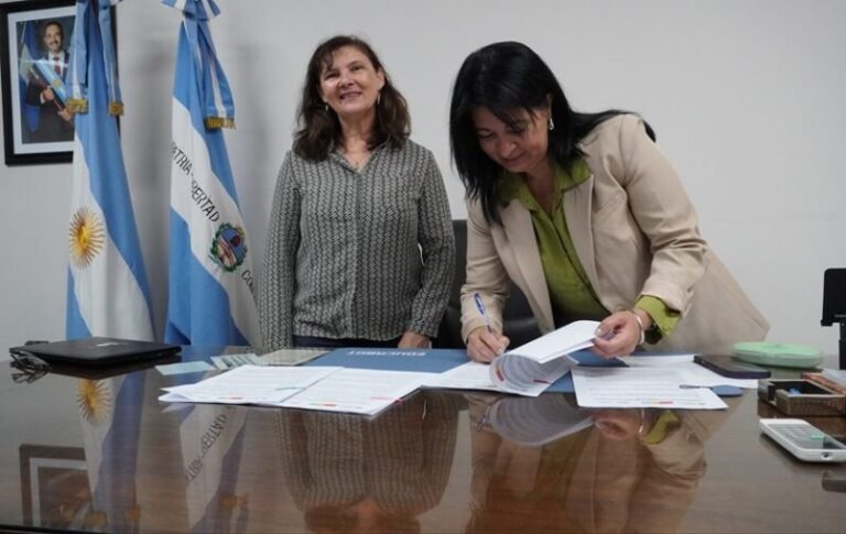 Firma de convenio entre autoridades de Corrientes y el Instituto Francés de Argentina
