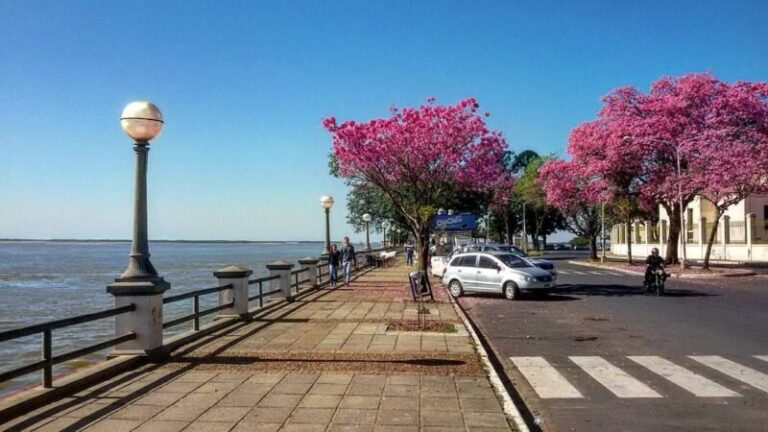 Cielo parcialmente nublado sobre la ciudad de Corrientes