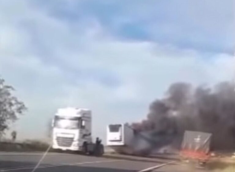 Acoplado de camión incendiado en la Ruta Nacional 14, kilómetro 627, en Alvear, Corrientes