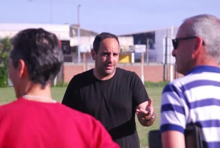 Niños jugando al fútbol en un club de Corrientes
