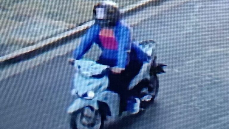 Policía en la vía pública durante un operativo