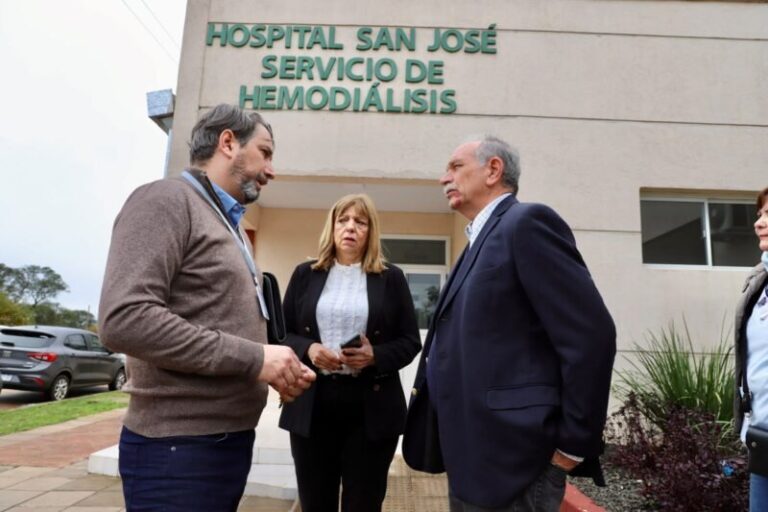 Emilio Lanari durante recorrida por hospitales del interior
