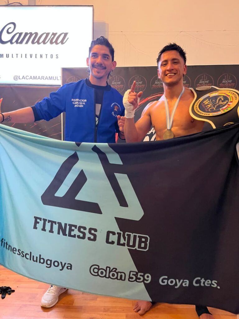 Patricio Monzón con el cinturón de campeón sudamericano WKC de Kickboxing