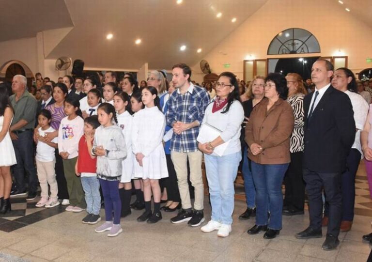 Peregrinos policiales durante la caminata hacia la Basílica de Itatí