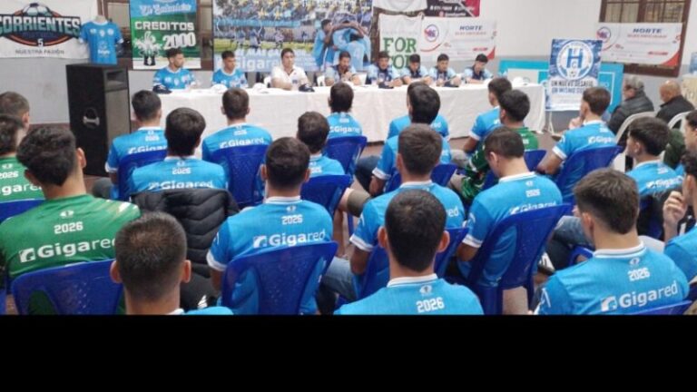 Presentación del plantel de Huracán de Goya en el salón de eventos del club