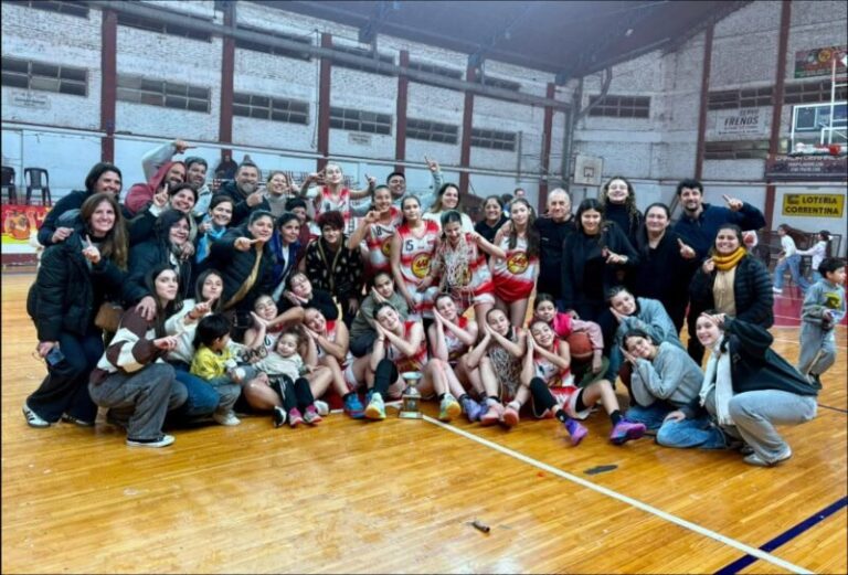 Jugadoras infantiles de Unión de Goya con el trofeo del campeonato provincial