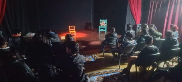 Escenario del Teatro Flotante durante el Primer Festival de Teatro de las Tres Orillas en Corrientes