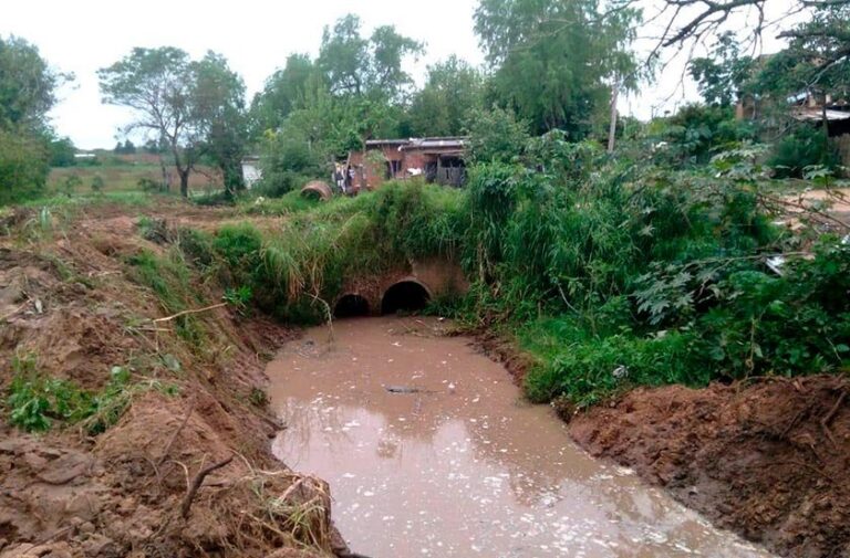 Máquina excavadora realizando trabajos de mejoramiento de canalización en Bella Vista