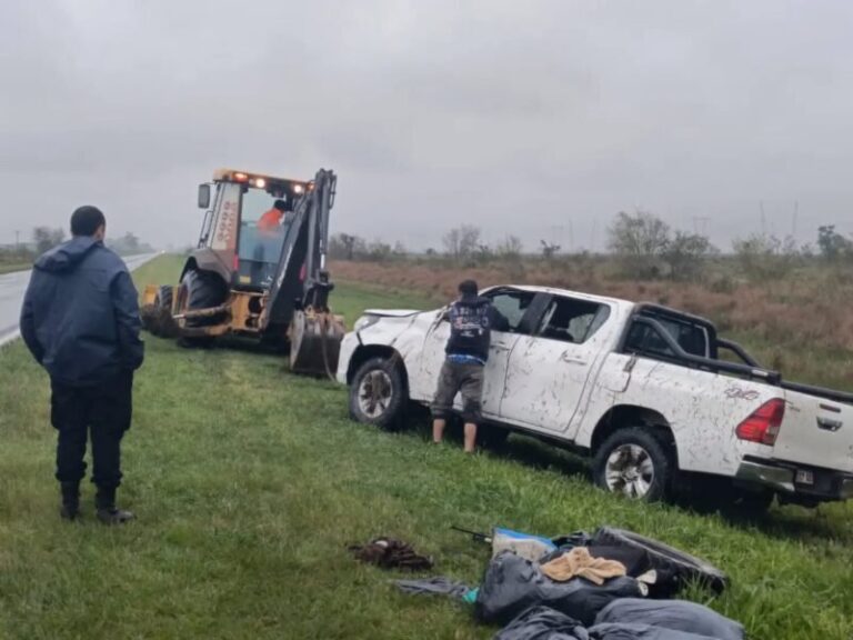 Camioneta despistada en la Ruta Nacional 12 a la altura de Itá Ibaté durante lluvia