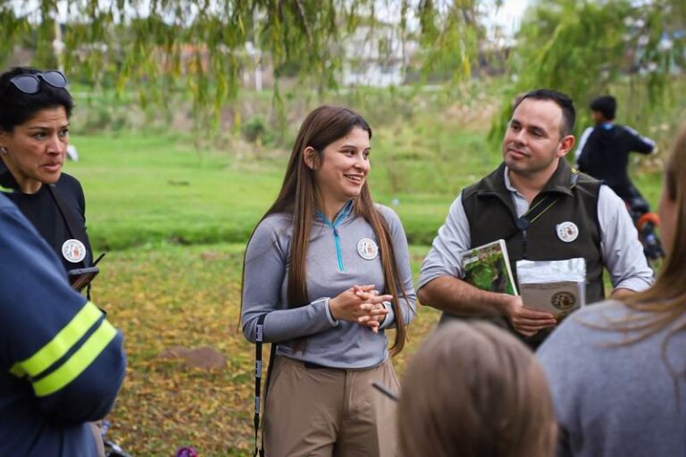 Participantes de la jornada de avistaje de aves en un espejo de agua de Saladas